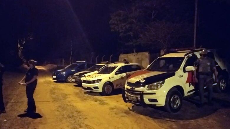 Força-tarefa na frente de chácara onde festa ocorria de forma irregular - Crédito: arquivo pessoal