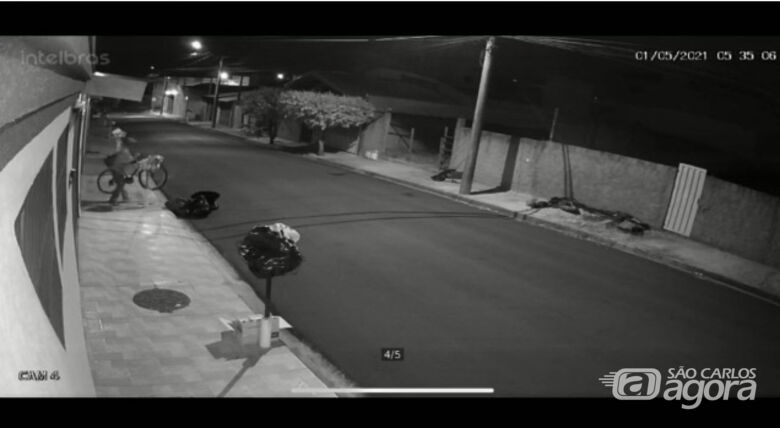 Câmera de segurança flagra ladrão furtando bike no Jd. Veneza - Crédito: reprodução