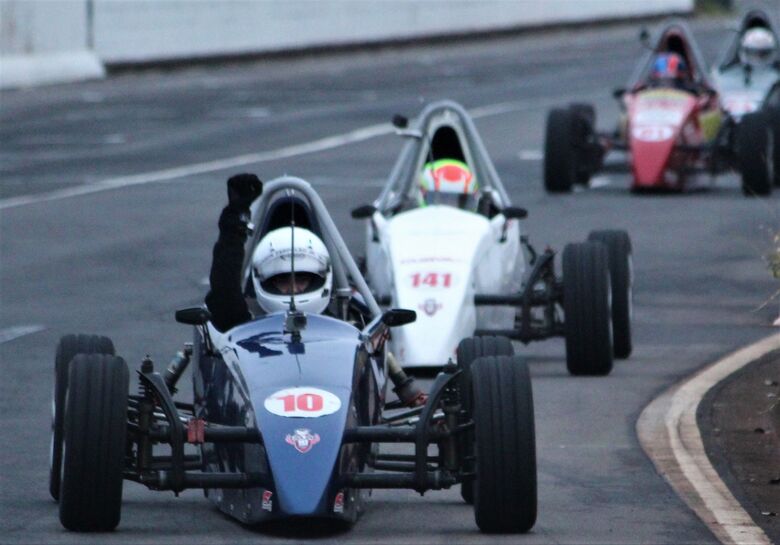 Piloto de São Carlos, Gerson Zarpelão Júnior (#10) vibra com a vitória na segunda bateria (Elite 2), na abertura da Copa ECPA F/Promo Racing de FVee - Crédito: Fernando Santos/Divulgação FVee