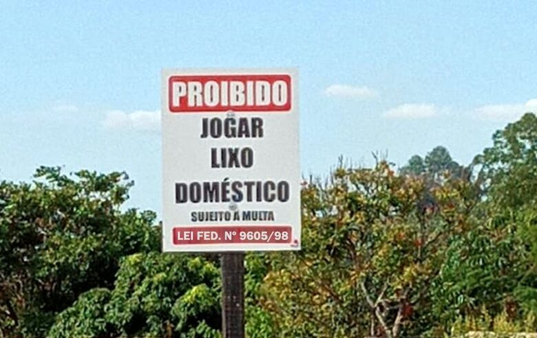 Placas sinalização proibição: quem for flagrado descartando lixo doméstico será multado - Crédito: divulgação