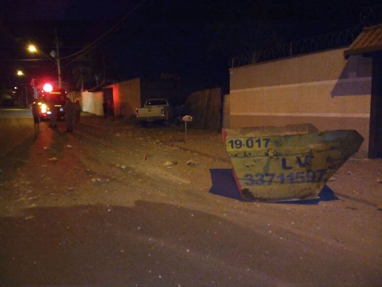 Após atingir caçamba, caminhonete arrebentou o muro de uma casa - Crédito: Maycon Maximino