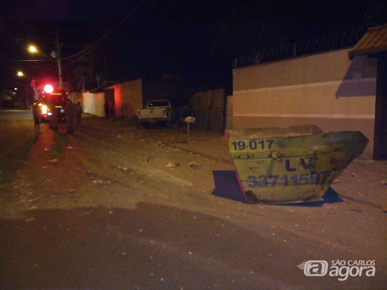 Após atingir caçamba, caminhonete arrebentou o muro de uma casa - Crédito: Maycon Maximino
