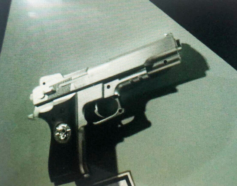 Suspeito é detido com réplica de arma de fogo - Crédito: divulgação