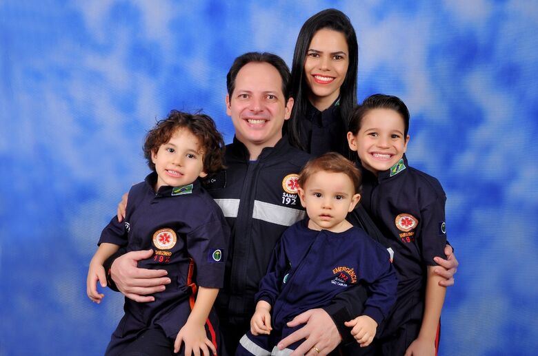 Os filhotes Lorenzo, Enrico e Romeo, o maridão César e a rainha Eliani: mamãe do Samu é o anjo da guarda 24h por dia - Crédito: Divulgação