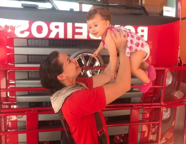 No embalo do amor e da felicidade: a cabo Ludmila e a pequena Louise em um ato de paixão sem tamanho - Crédito: Divulgação