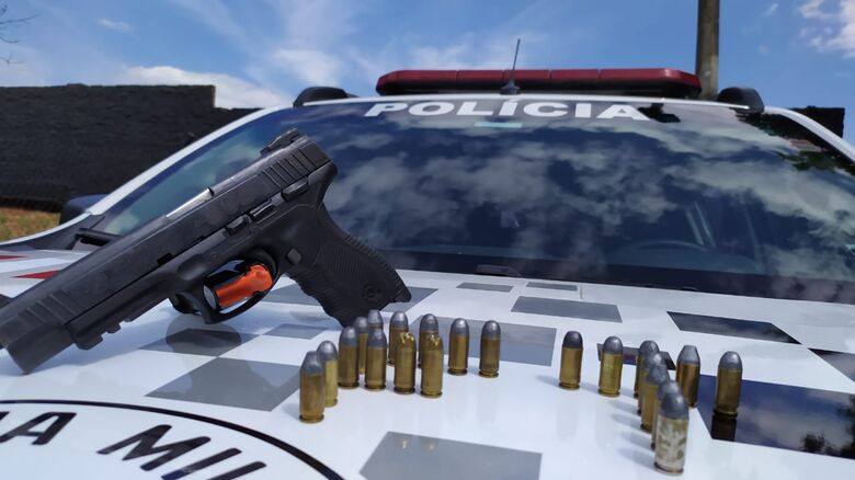 Pistola apreendida pela Força Tática pertencia a um PM morte em acidente em 2016 - Crédito: Maycon Maximino