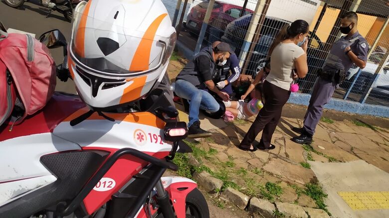 Menina de 10 anos é atendida pelo socorrista da motolância - Crédito: Maycon Maximino