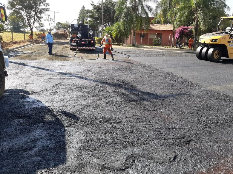 Obra de pavimentação da alça de acesso ao loteamento Quinta dos Buritis está na fase final - Crédito: Divulgação