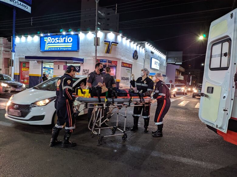 Motociclista avança sinal vermelho é bate em carro no Centro - Crédito: Maycon Maximino