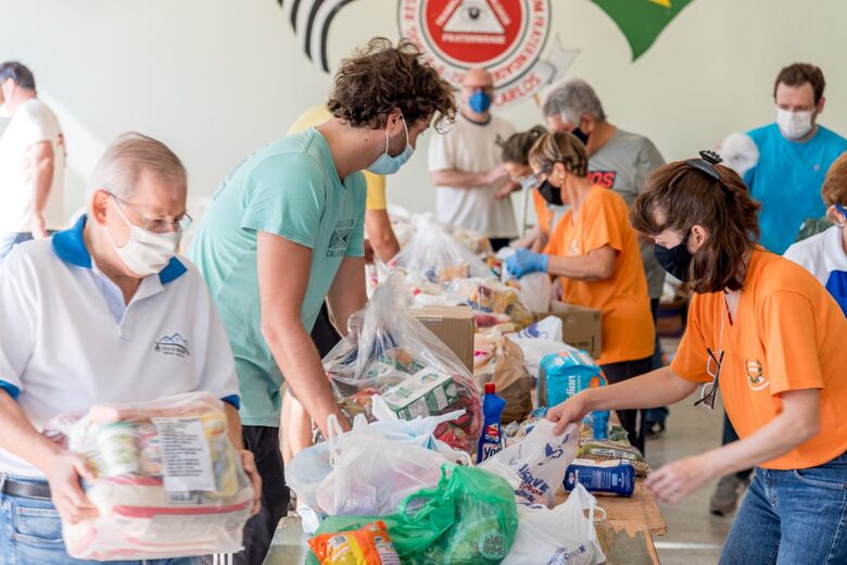Voluntários trabalham na separação dos itens arrecadados durante a campanha - Crédito: Divulgação