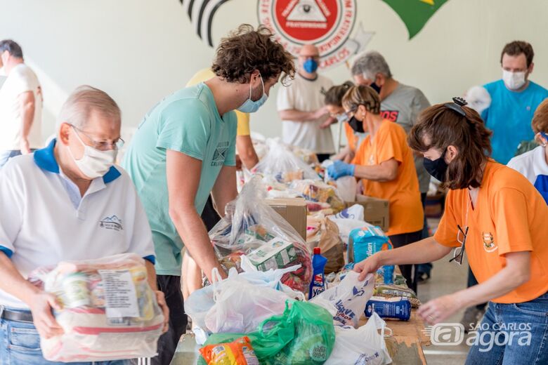 Voluntários trabalham na separação dos itens arrecadados durante a campanha - Crédito: Divulgação