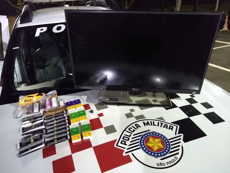 A TV e o entorpecente encontrado com o acusado - Crédito: Divulgação