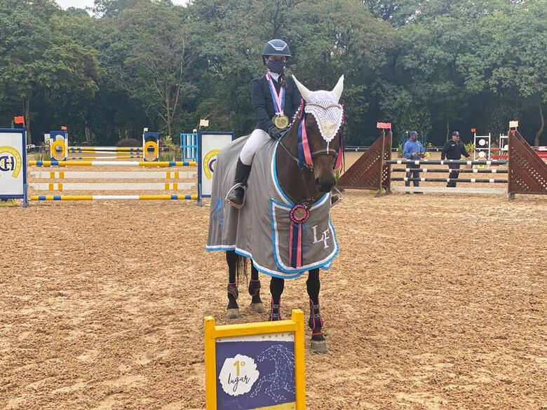 Luiza com a égua Fortuna Lutz e o troféu de primeira colocada - Crédito: Divulgação