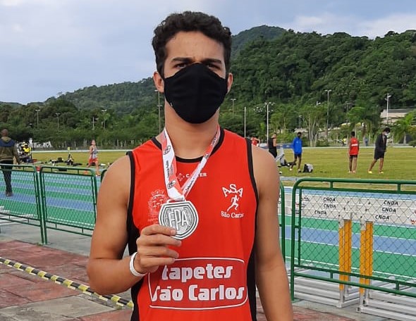 Lucca exibe a medalha conquistada em Praia Grande: bronze nos 110m com barreiras - Crédito: Divulgação