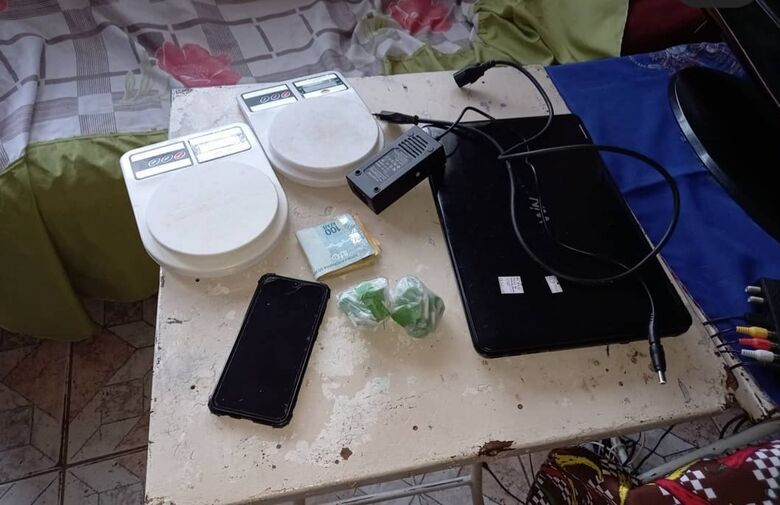 Acusado de tráfico, desempregado foi recolhido ao centro de triagem: as drogas que estavam com o suspeito - Crédito: Divulgação