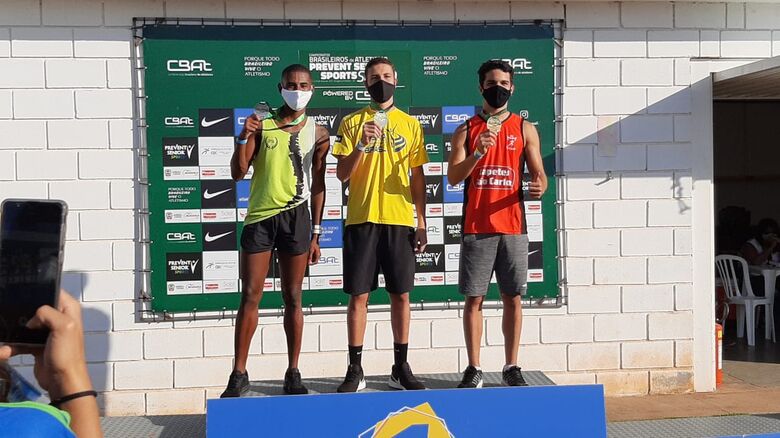 No pódio (esquerda), Lucca comemora o bronze no Brasileiro sub-20 - Crédito: Divulgação