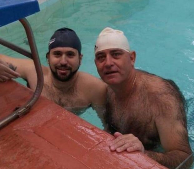 José Ronaldo e Mitcho: momento em que nadador dava suas primeiras braçadas e iniciava seu sonho de estar nas paralimpíadas - Crédito: Marcos Escrivani