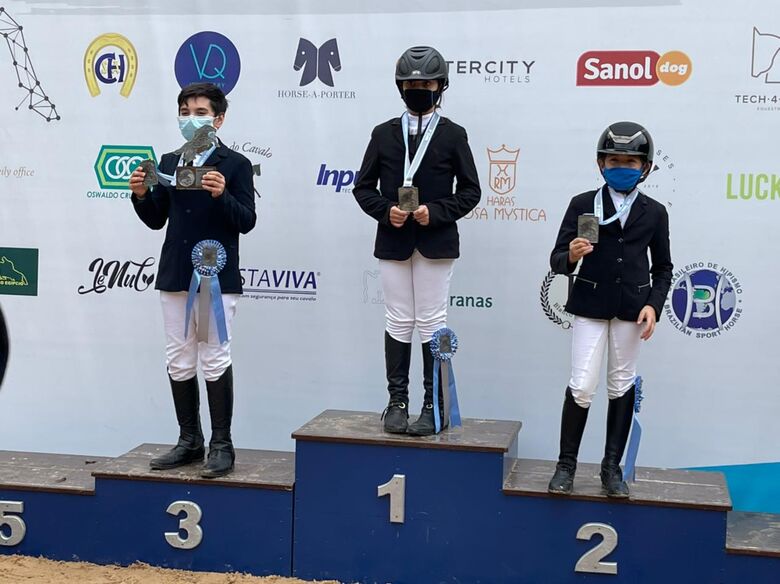 Luiza no lugar mais alto do pódio: campeã na 3ª Copa Santo Amaro - Crédito: Divulgação
