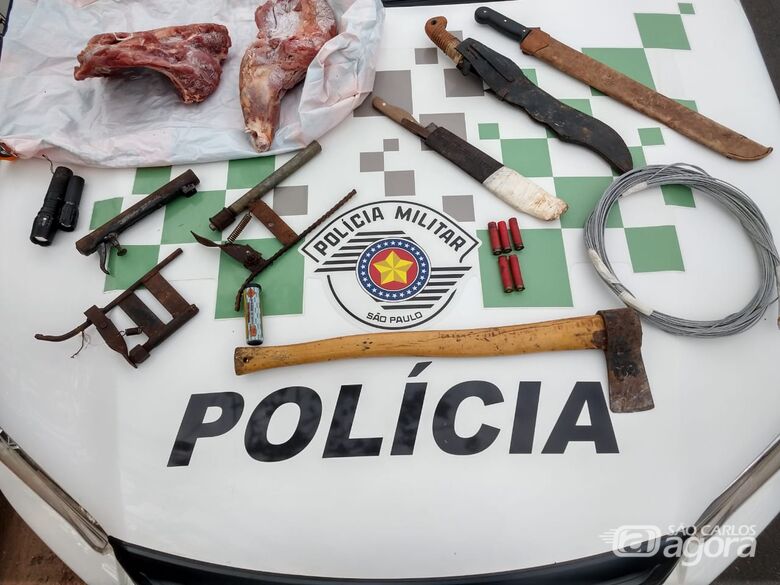 Além do material, a carne apreendida por policiais ambientais - Crédito: Divulgação