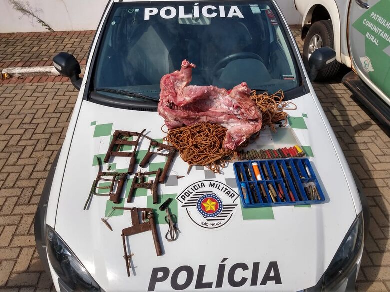 A carne de capivara e as armadilhas apreendidas pelos policiais - Crédito: Divulgação
