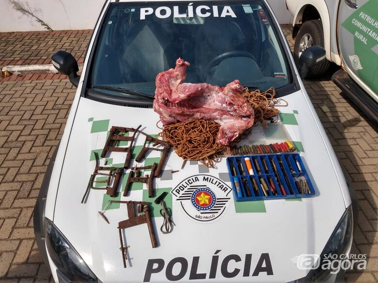 A carne de capivara e as armadilhas apreendidas pelos policiais - Crédito: Divulgação