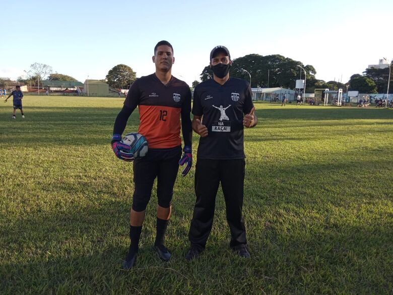 O treinador de goleiros Rudi Rocha ao lado de Samuel Chaves: reforço para 2021 - Crédito: David Marcelo Ferreira