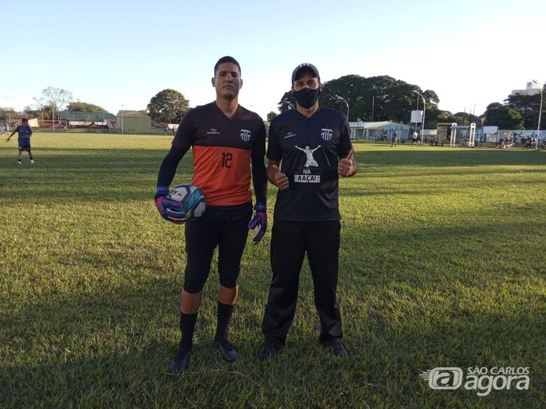 O treinador de goleiros Rudi Rocha ao lado de Samuel Chaves: reforço para 2021 - Crédito: David Marcelo Ferreira