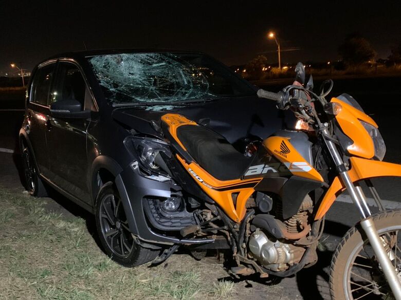 Moto ficou presa ao carro após impacto. - Crédito: Colaborador SCA