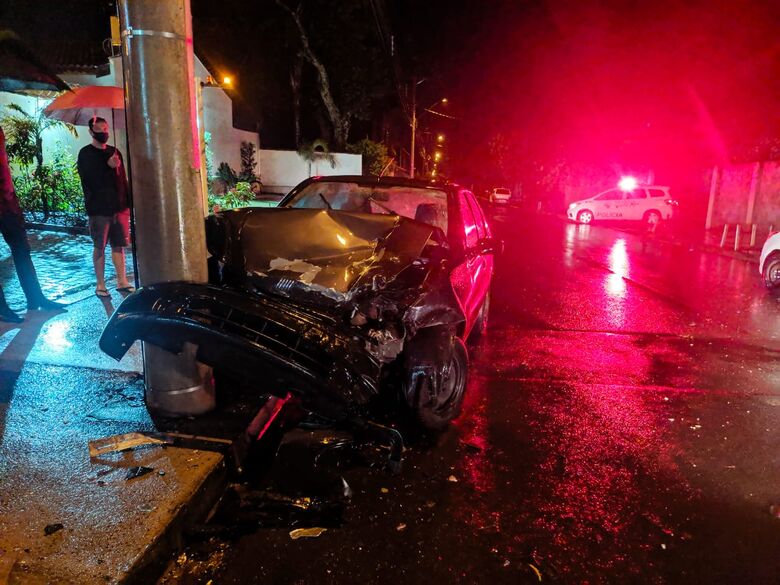 Palio ficou com a frente destruída - Crédito: Maycon Maximino