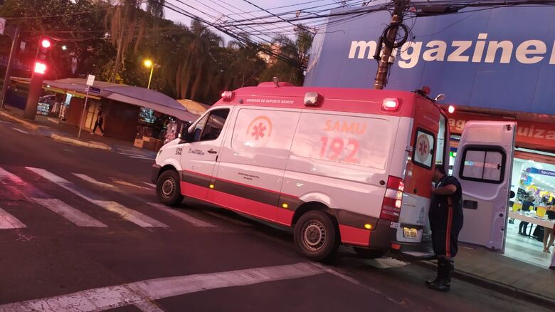 Motociclista fica ferida após sofrer queda na avenida São Carlos - Crédito: Maycon Maximino