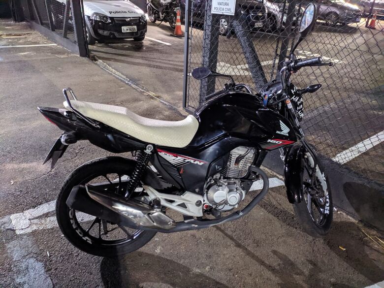 PM flagra dupla com moto furtada na avenida São Carlos - Crédito: Maycon Maximino