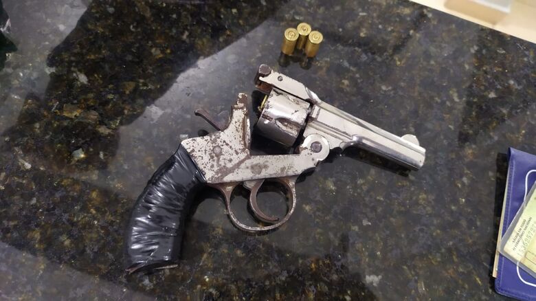 Arma encontrada no carro que o acusado estava - Crédito: Maycon Maximino