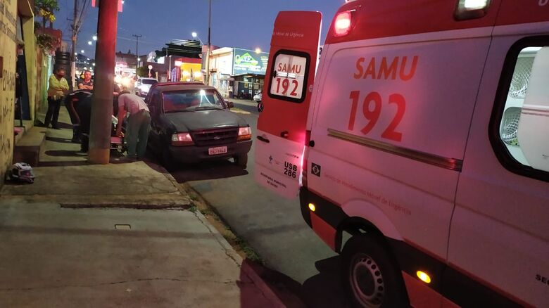 Colisão entre duas motos deixa mulher ferida no Jd. Botafogo - Crédito: Maycon Maximino