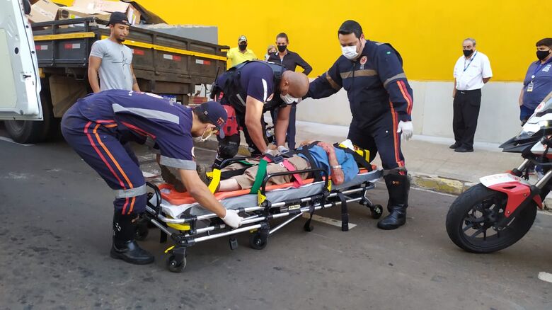Idoso é atropelado por moto na rua Episcopal - Crédito: Maycon Maximino