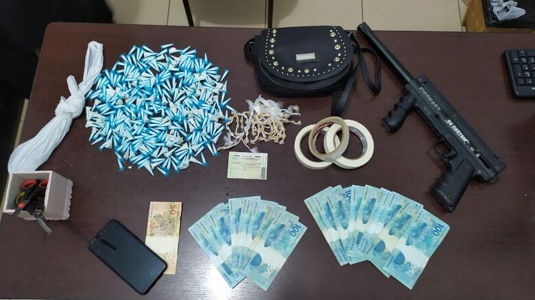 Drogas e dinheiro apreendidos durante a operação - Crédito: Maycon Maximino