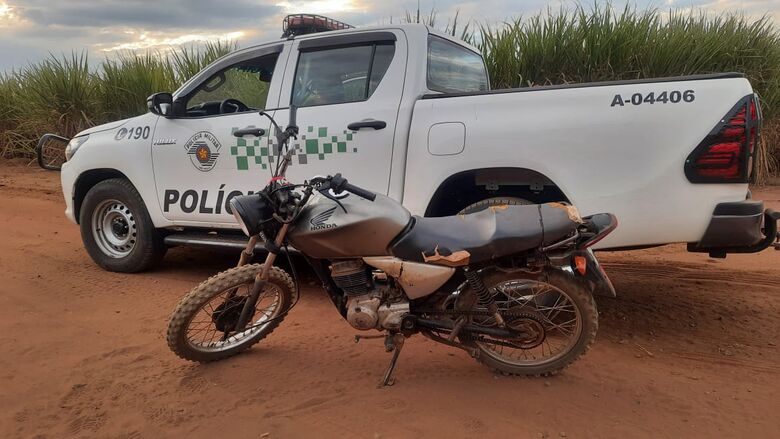Ambiental flagra dupla com moto adulterada na área rural de Ibaté - Crédito: divulgação/PMAmb
