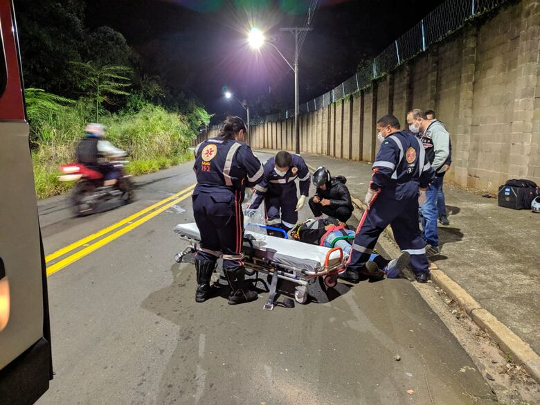 Vítima sendo socorrida pelo Samu - Crédito: Maycon Maximino