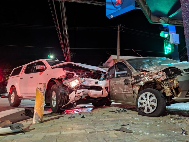 Após roubar caminhonete, assaltante é perseguido pela PM e causa acidente no Cruzeiro do Sul - Crédito: Maycon Maximino