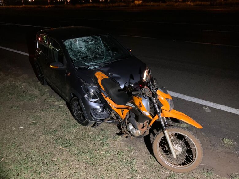 Moto ficou presa no carro após o impacto - Crédito: Colaborador SCA