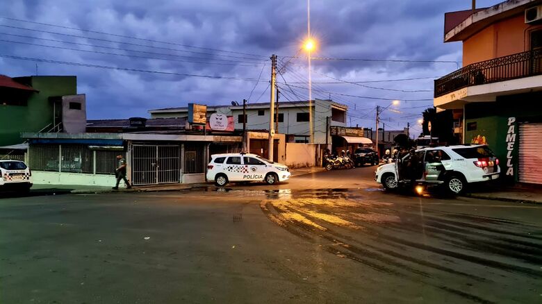 Policiais no local onde ocorreu as prisões - Crédito: Descalvado Agora