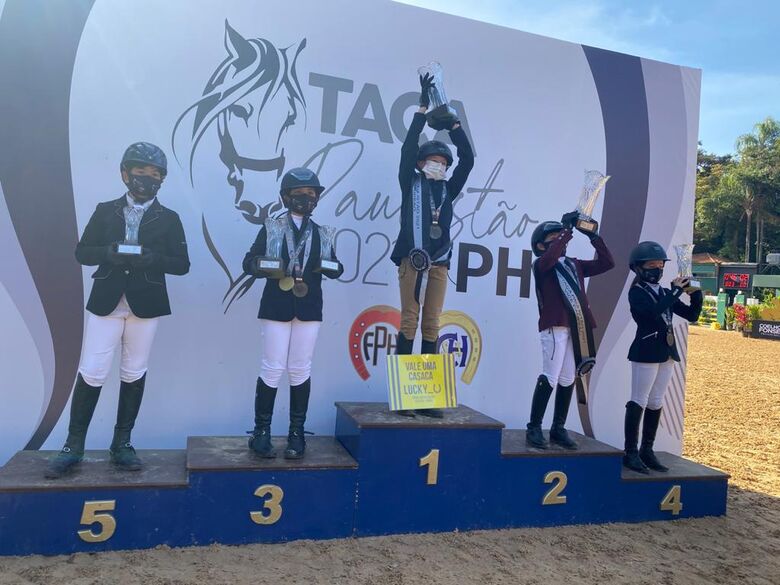 Luiza no pódio (terceira colocada), comemora as conquistas do final de semana no Paulista de Hipismo - Crédito: Divulgação