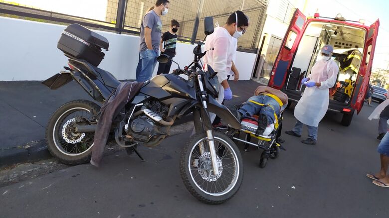 Motociclista ultrapassa sinal de pare e é atingido por carro em cruzamento da Vila Nery - Crédito: Maycon Maximino