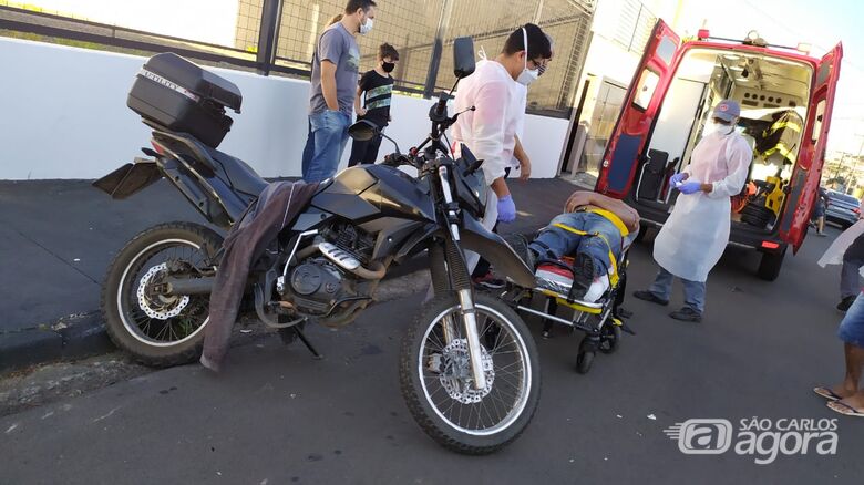 Motociclista ultrapassa sinal de pare e é atingido por carro em cruzamento da Vila Nery - Crédito: Maycon Maximino