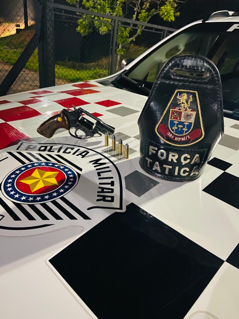 Homem é preso pela Força Tática após dispensar revólver na Vila Carmem - Crédito: divulgação/PM