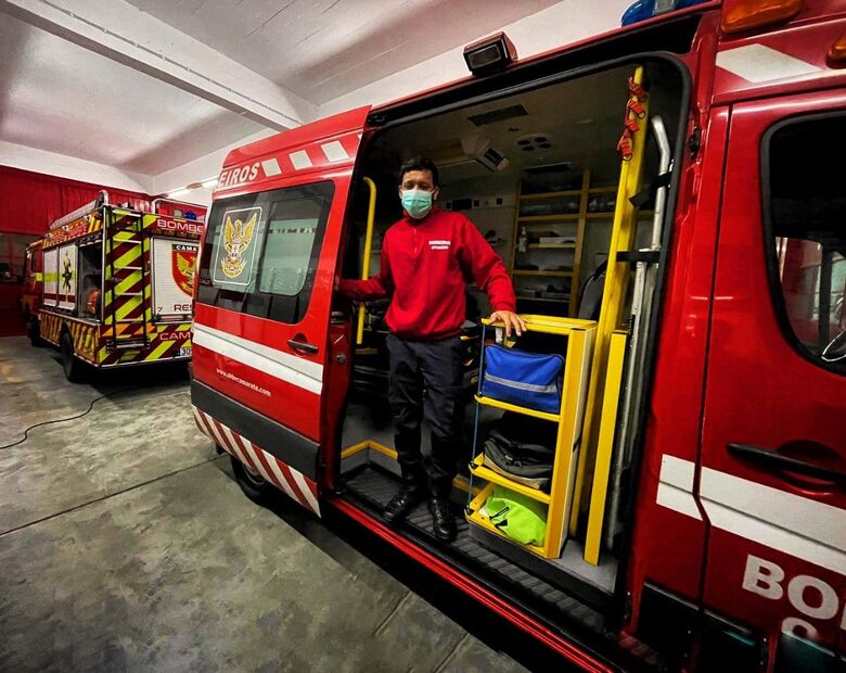 Cleiton em uma de suas atividades em Lisboa: bombeiro há um ano - Crédito: Divulgação
