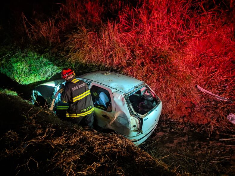 Jovem fica ferido em capotamento na SP-215 - Crédito: Maycon maximino