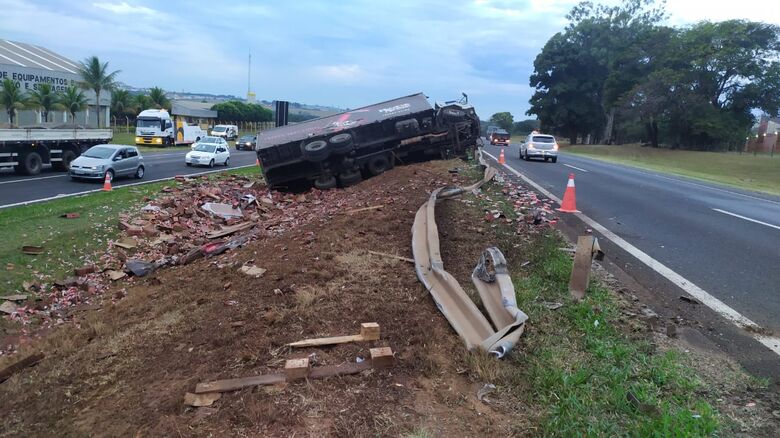 Acidente com caminhão carregado de água de coco causa congestionamento na Washington Luis - Crédito: Maycon Maximino