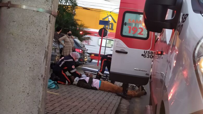 Colisão entre carro e moto deixa jovem ferido no Centro - Crédito: Maycon Maximino