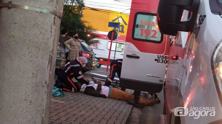 Colisão entre carro e moto deixa jovem ferido no Centro - Crédito: Maycon Maximino