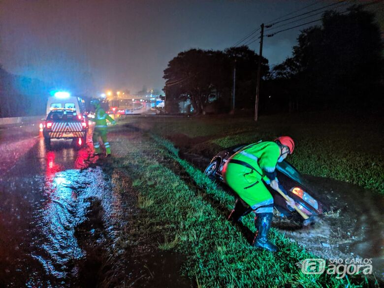 Chuva e pista molhada provocam acidentes na SP-318 - Crédito: Maycon Maximino